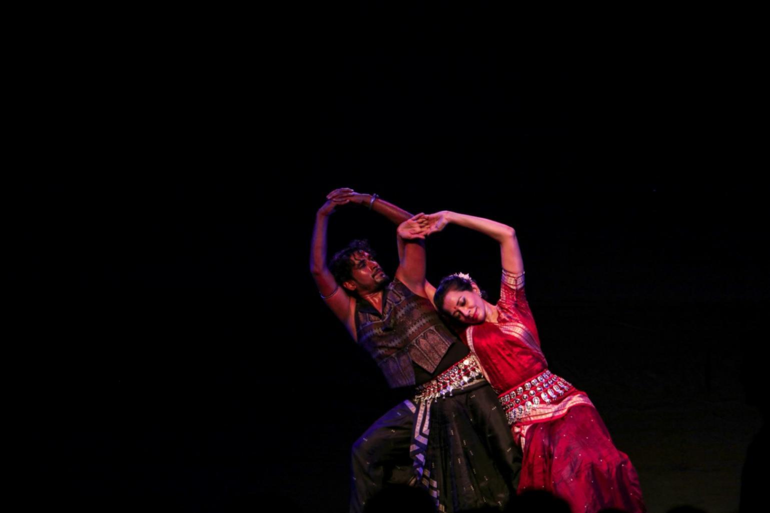 Momento di collaborazione creativa tra studenti del programma coreografico