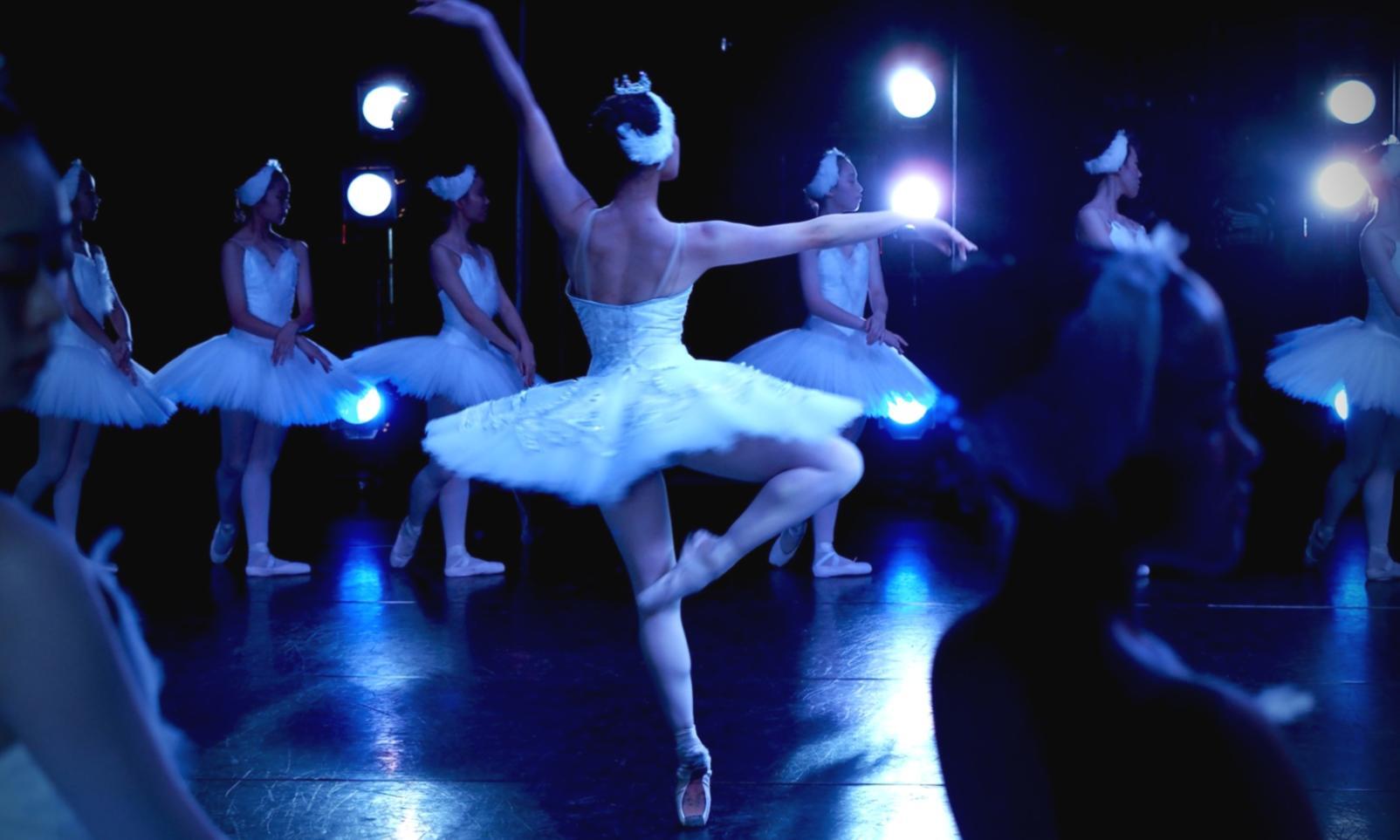 Gruppo di studenti durante una masterclass di coreografia contemporanea