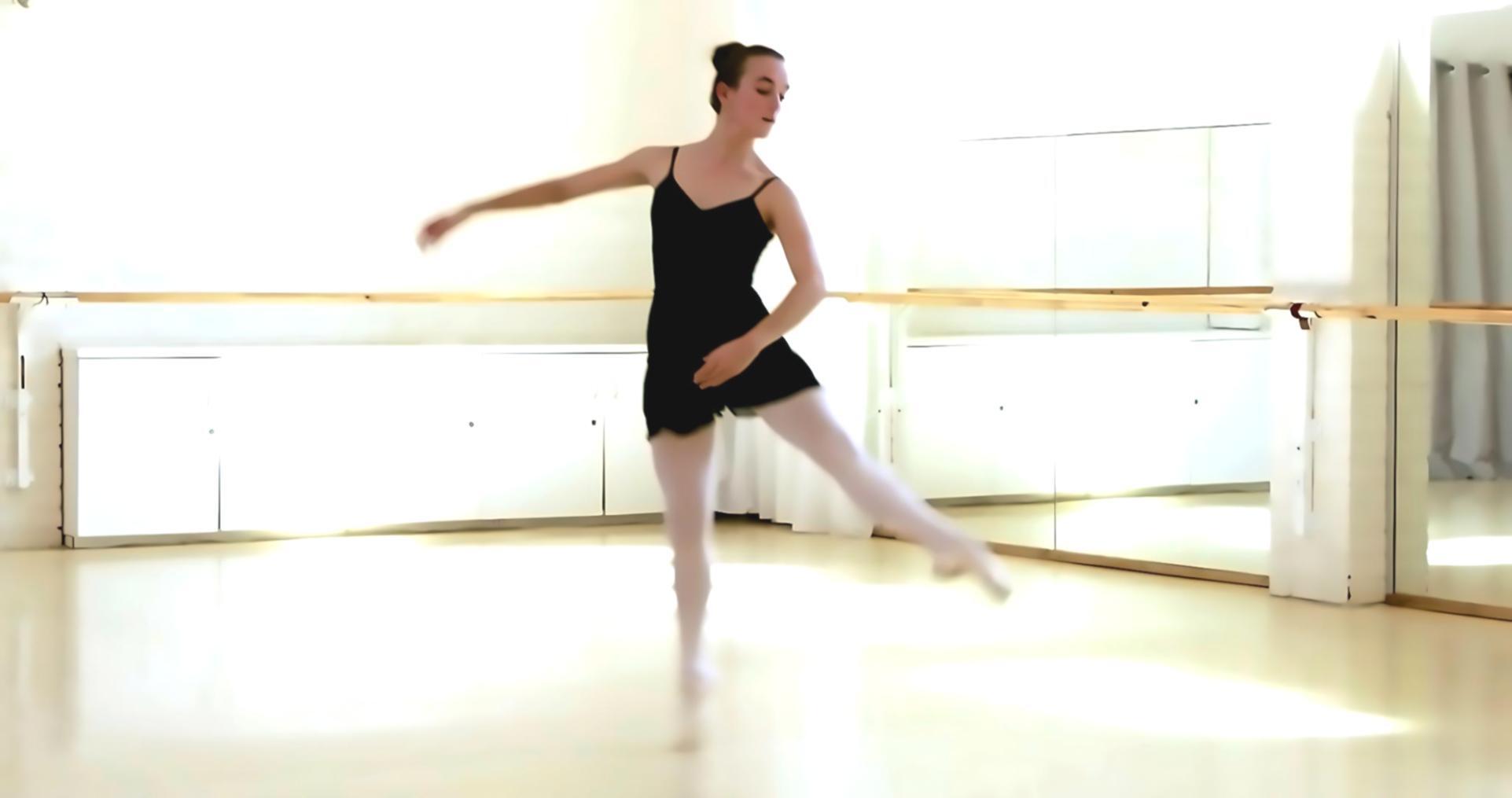 Studenti che praticano coreografia con diversi stili di apprendimento in una sala danza moderna