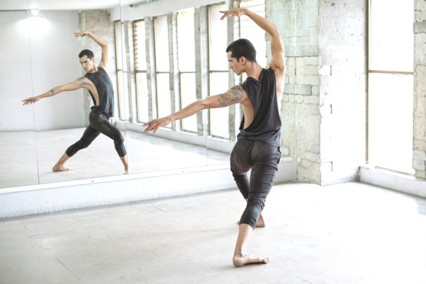 Sessione di mentoring individuale tra docente e studente durante lo sviluppo di un progetto coreografico