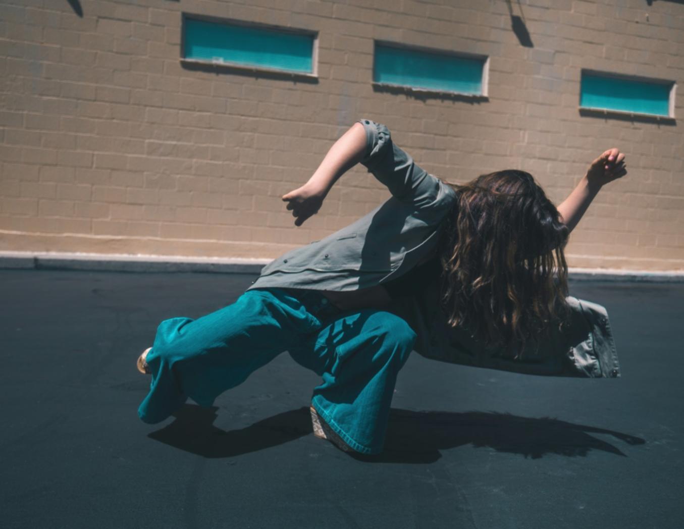 Studenti durante una sessione di coreografia creativa in studio