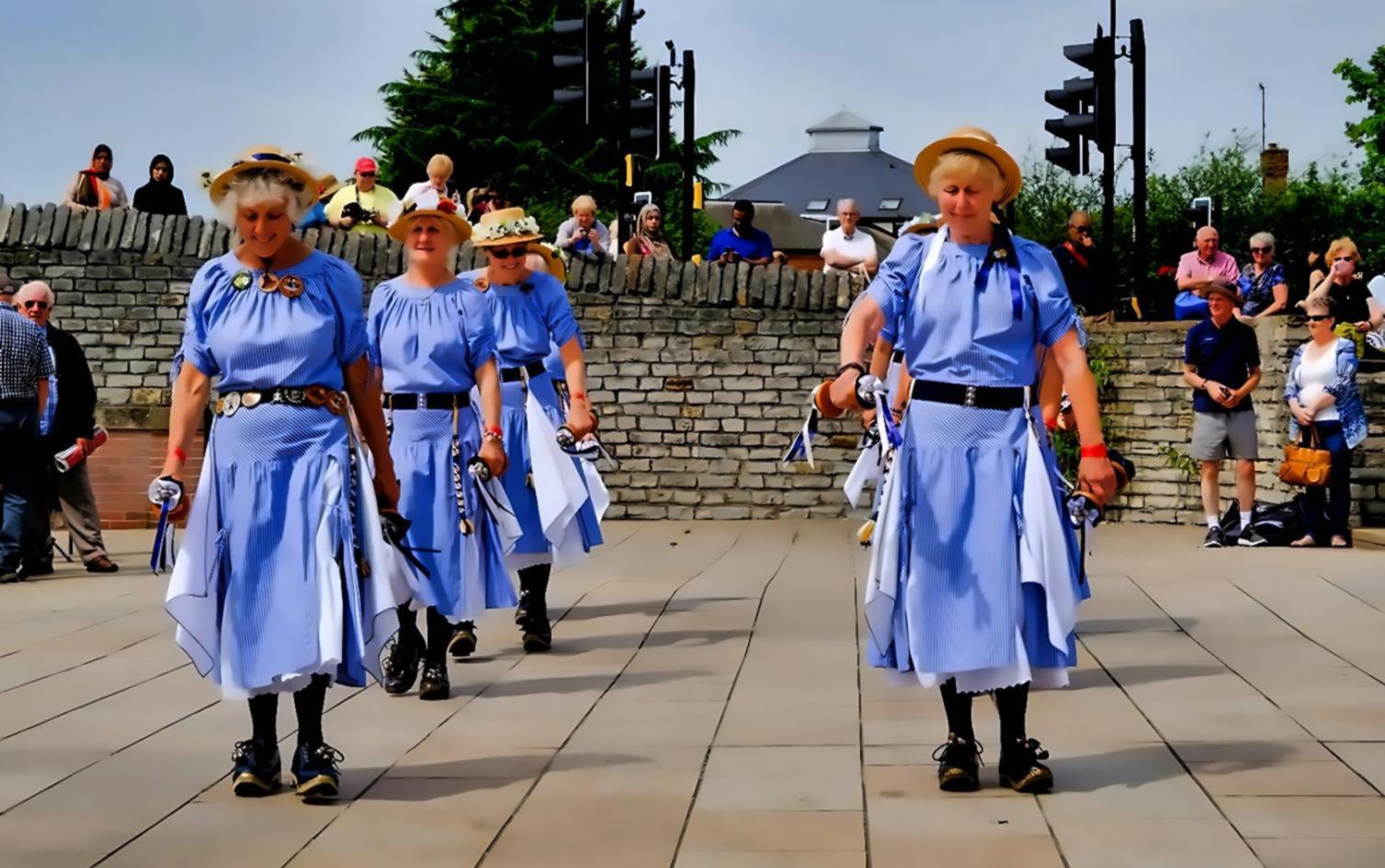 Studenti internazionali durante una sessione di coreografia moderna in uno studio luminoso