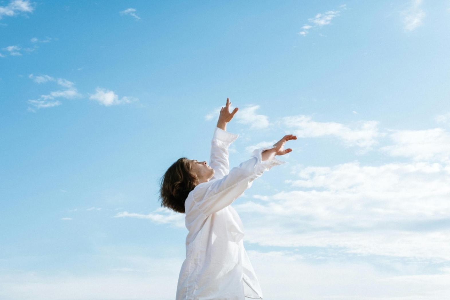 Coreografo professionista che guida una prova in teatro