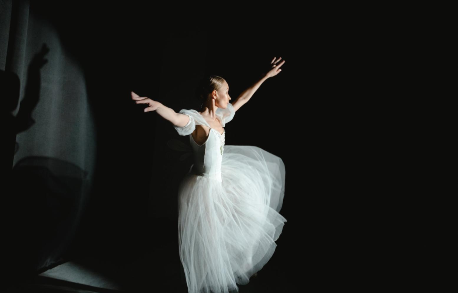 Studenti di coreografia durante una lezione pratica in studio