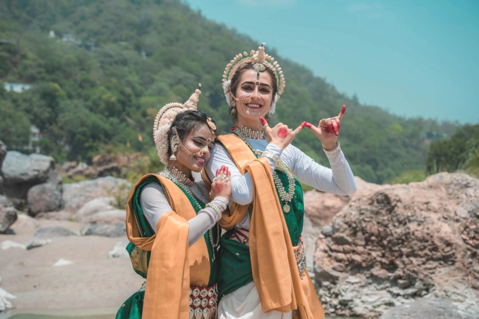 Gruppo eterogeneo di studenti durante una lezione di movimento espressivo