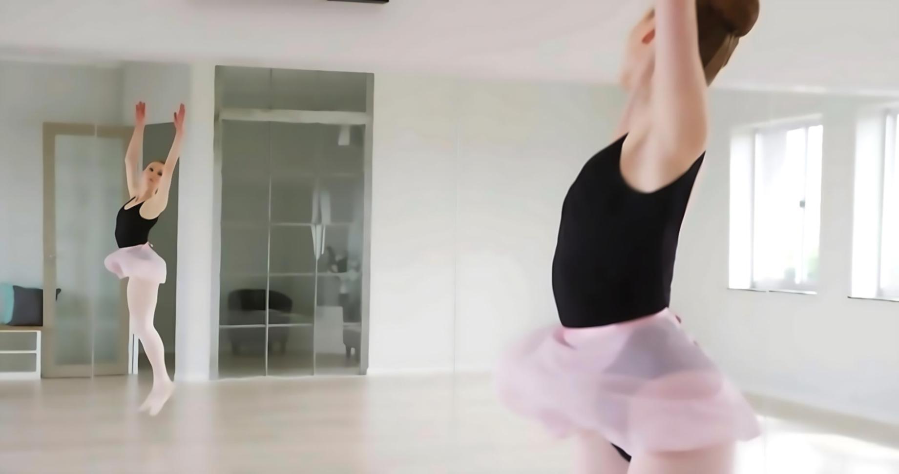 Studenti di coreografia durante una sessione di movimento espressivo negli spazi arientalex